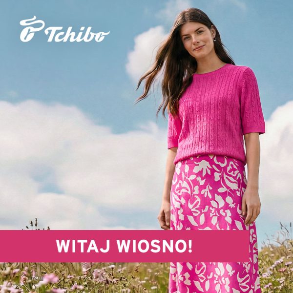 Kobieca stylizacja z nowej kolekcji Tchibo – różowa dzianina i wiosenne wzory.