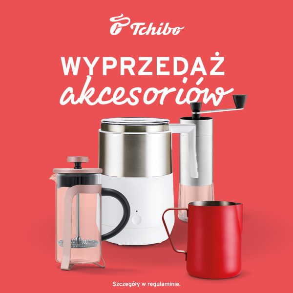 Akcesoria kawowe Tchibo: spieniacz, kawiarka, młynek i czerwony dzbanek na czerwonym tle z napisem Wyprzedaż Akcesoriów