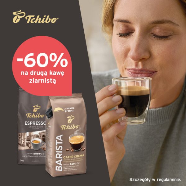 Grafika reklamowa Tchibo przedstawia kobietę pijącą espresso oraz opakowania kawy ziarnistej. Widoczna jest informacja o promocji „-60% na drugą kawę ziarnistą”. Całość utrzymana w ciepłej, kawowej kolorystyce.