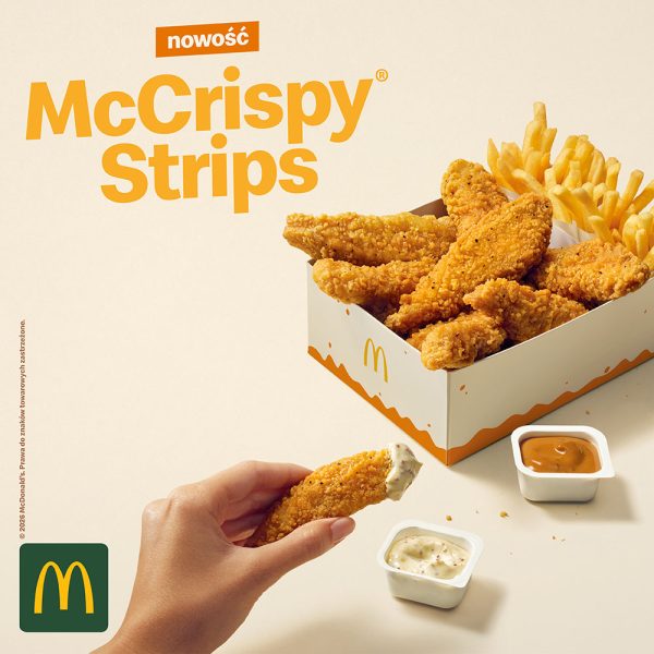 Grafika reklamowa McDonald’s przedstawia nowość McCrispy Strips – panierowane stripsy z kurczaka podawane z frytkami i sosami. Na zdjęciu widoczna jest także dłoń trzymająca kawałek kurczaka zanurzony w sosie. Całość utrzymana jest w jasnej, apetycznej stylistyce.