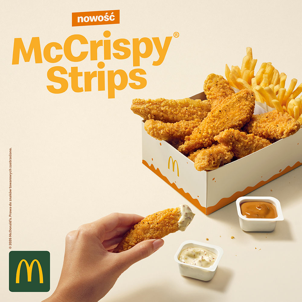 Grafika reklamowa McDonald’s przedstawia nowość McCrispy Strips – panierowane stripsy z kurczaka podawane z frytkami i sosami. Na zdjęciu widoczna jest także dłoń trzymająca kawałek kurczaka zanurzony w sosie. Całość utrzymana jest w jasnej, apetycznej stylistyce.