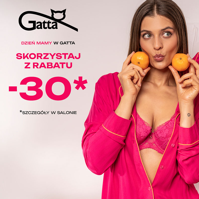 Grafika promocyjna marki Gatta przedstawia kobietę ubraną w różową satynową piżamę i koronkową bieliznę w tym samym kolorze. Modelka trzyma przy twarzy dwie mandarynki i pozuje na jasnym tle. Na grafice widnieje napis „Dzień Mamy w Gatta” oraz informacja o rabacie „-30%”. W lewym górnym rogu znajduje się logo marki Gatta.