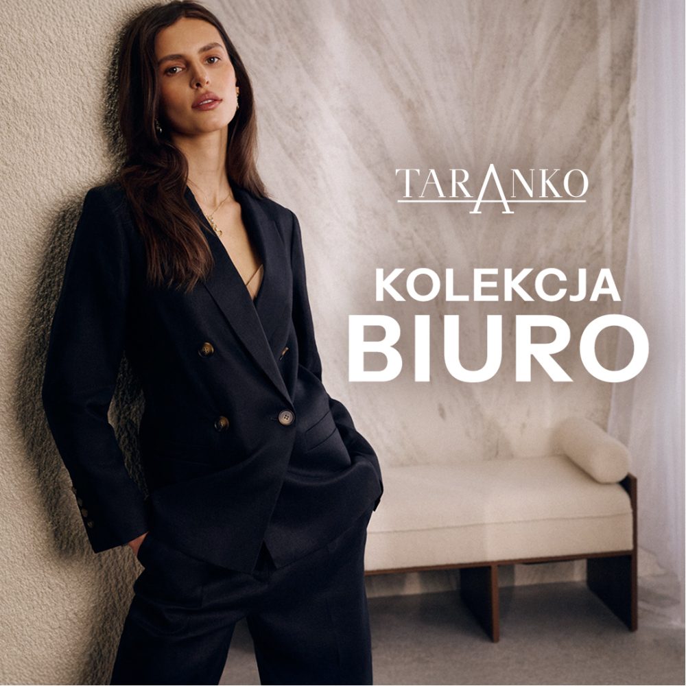 Grafika promocyjna marki Taranko przedstawiająca kobietę w eleganckim, ciemnym garniturze o klasycznym kroju. Modelka stoi we wnętrzu utrzymanym w jasnych, minimalistycznych kolorach, oparta o ścianę z rękami w kieszeniach marynarki. Po prawej stronie widoczny jest napis „Taranko – Kolekcja Biuro”. Stylizacja ma biznesowy i nowoczesny charakter.