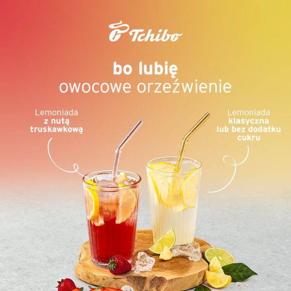 Grafika promocyjna marki Tchibo przedstawiająca dwa szklane napoje z kostkami lodu ustawione na drewnianej podstawce. Po lewej stronie znajduje się czerwona lemoniada z nutą truskawkową, ozdobiona plasterkami cytryny i truskawką. Po prawej widoczna jest klasyczna lemoniada z plasterkami limonki i cytryny. Nad napojami umieszczono napis „bo lubię owocowe orzeźwienie”. Tło grafiki utrzymane jest w ciepłych, letnich kolorach przechodzących od różu do żółci.