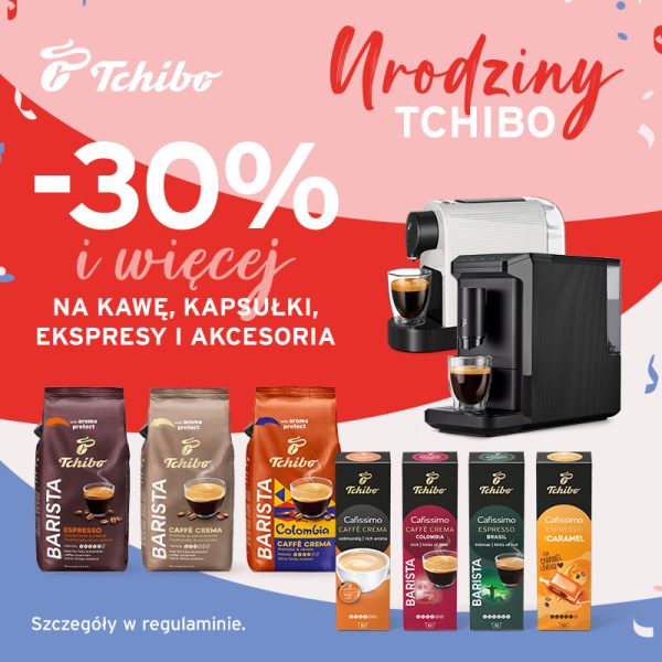 Grafika promocyjna Tchibo utrzymana jest w czerwono-różowej kolorystyce i informuje o akcji „Urodziny Tchibo”. Na grafice widoczny jest napis „-30% i więcej na kawę, kapsułki, ekspresy i akcesoria”. Obok znajdują się ekspresy do kawy, opakowania kaw ziarnistych Barista oraz kapsułki Cafissimo w różnych smakach. W lewym górnym rogu znajduje się logo Tchibo.