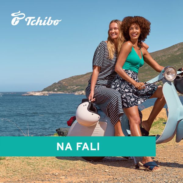 Grafika promocyjna marki Tchibo. 2 kobiety na skuterze, przy plaży, ubrane w nowe lekkie ubrania z kolekcji tchibo.