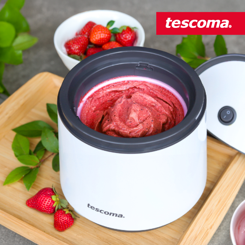 Grafika promocyjna dla marki Tescoma. Maszynka do lodów i sorbet truskawkowy.