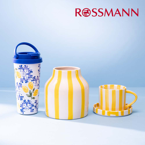Grafika promocyjna naczyn i akcesoriów ceramicznych w Rossmann. Żółto-niebieskie naczynia i akcesoria na błękitnym tle.
