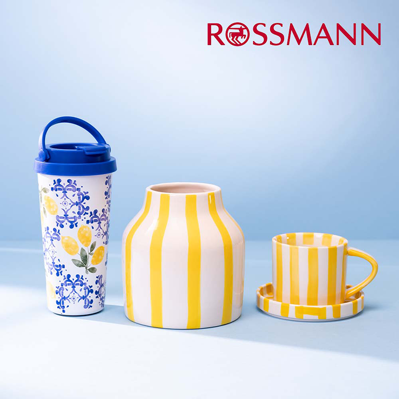 Grafika promocyjna naczyn i akcesoriów ceramicznych w Rossmann. Żółto-niebieskie naczynia i akcesoria na błękitnym tle.