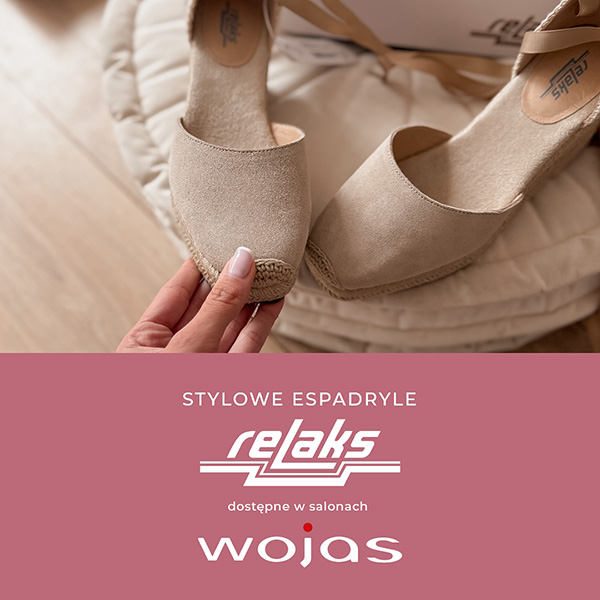 Grafika promocyjna marki wojas kolekcji relaks. Stylowe zamszowe espadryle w damskich dłoniach.
