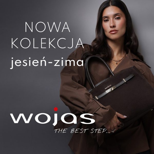 Grafika promująca nową kolekcję jesień-zima w WOJAS. Brunetka w brązowym płaszczu trzymająca brązową zamszową torbę.