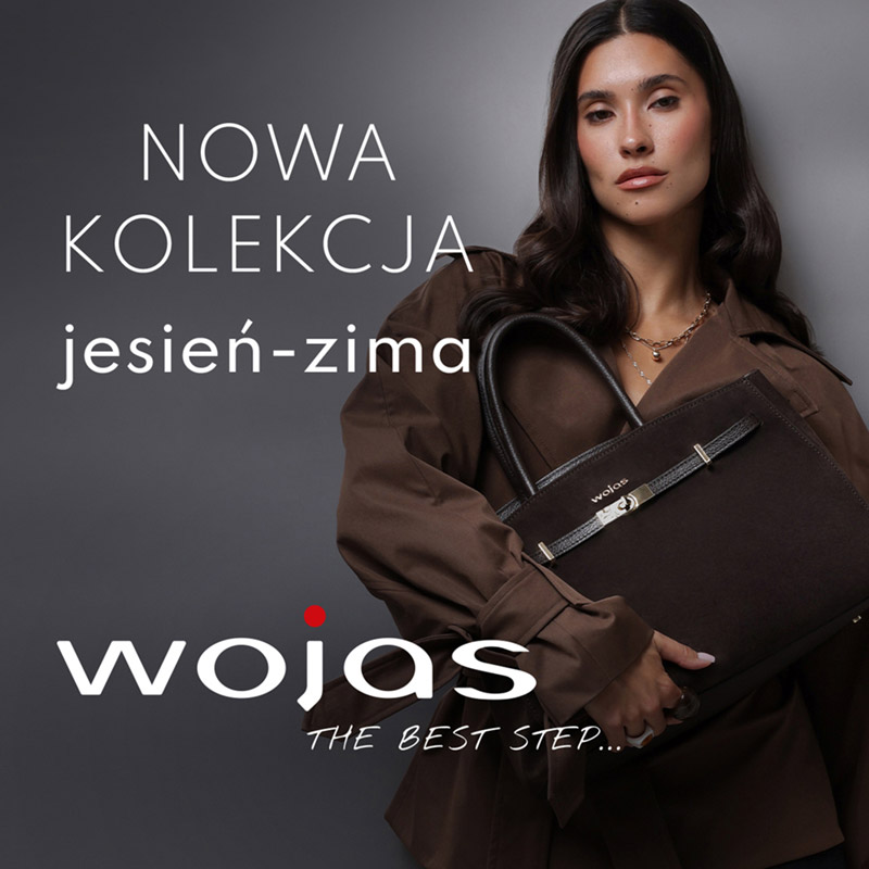 Grafika promująca nową kolekcję jesień-zima w WOJAS. Brunetka w brązowym płaszczu trzymająca brązową zamszową torbę.