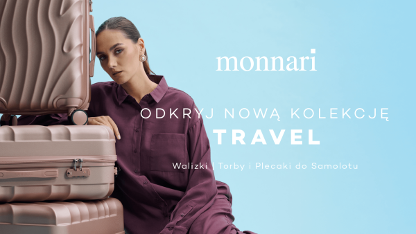 Grafika z niebieskim tłem, po lewej stronie kobieta w fioletowej koszuli opiera się o ustawione na sobie różowe walizki. Na sorku napis: "Monnari Odkryj nową kolekcję Travel - walizki, torby i plecaki do samolotu."