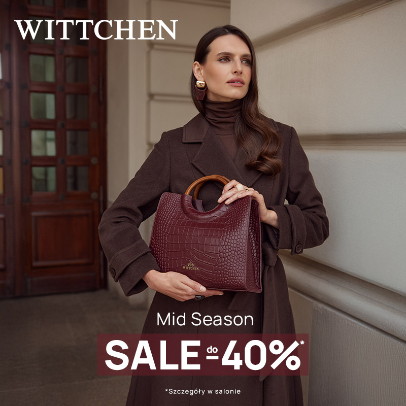 Kobieta w brązowym płaszczu trzyma bordową torebkę z tłoczeniem i okrągłymi uchwytami. Na grafice logo WITTCHEN oraz napis „Mid Season Sale do -40%. Szczegóły w salonie”.
