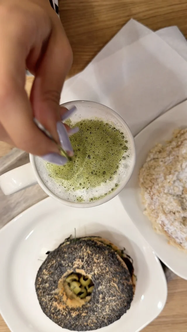 Mówią, że matcha to smak kontrowersyjny... do pierwszego spróbowania w @lajkonikpiekarniaikawiarnia ! 💚

Zajrzyj do M1 i zrób sobie przerwę na zielony rytuał. To pyszne i zdrowe doładowanie, jakie możesz zaserwować sobie podczas maratonu po sklepach w M1. 🛍️

M1 Kraków | Kawiarnia